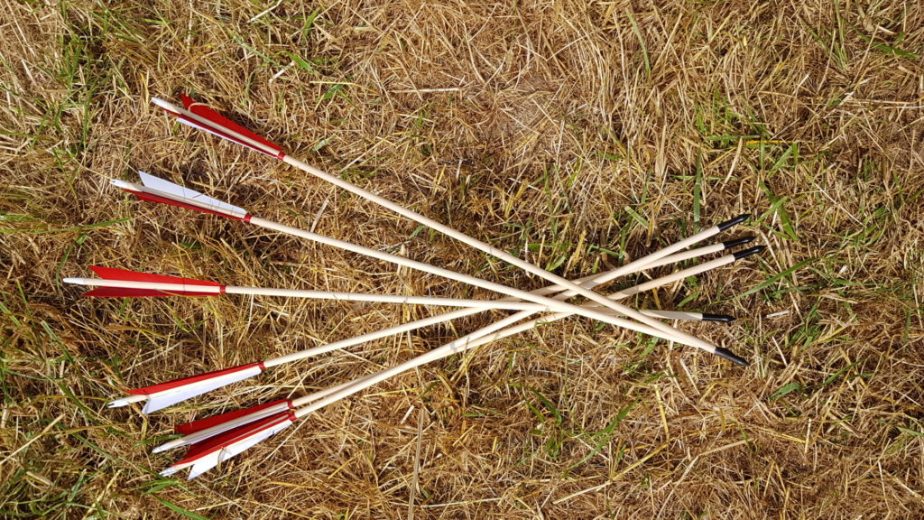 Flèches médiévales rouges et blanches fabriquées sur mesure